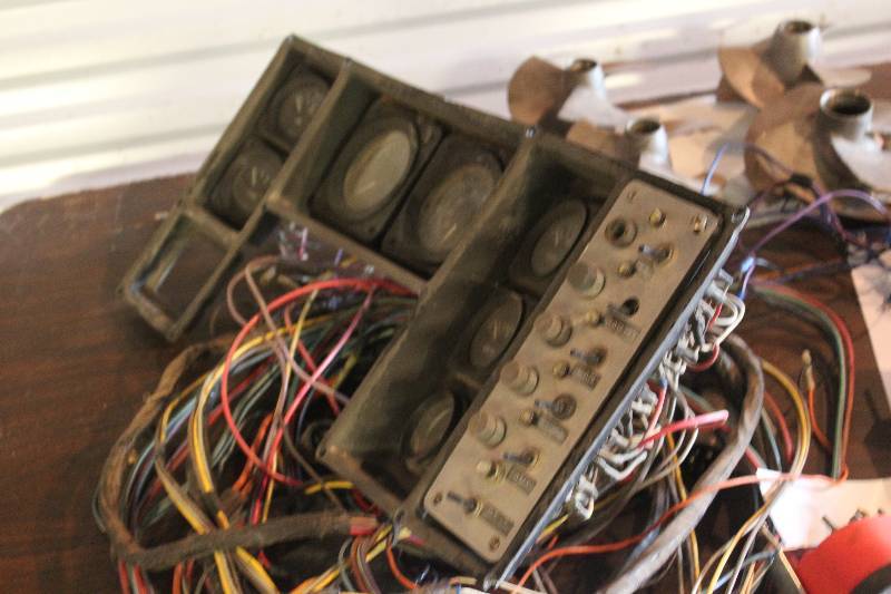 lot 274 image: MerCruiser Harness w Gauges