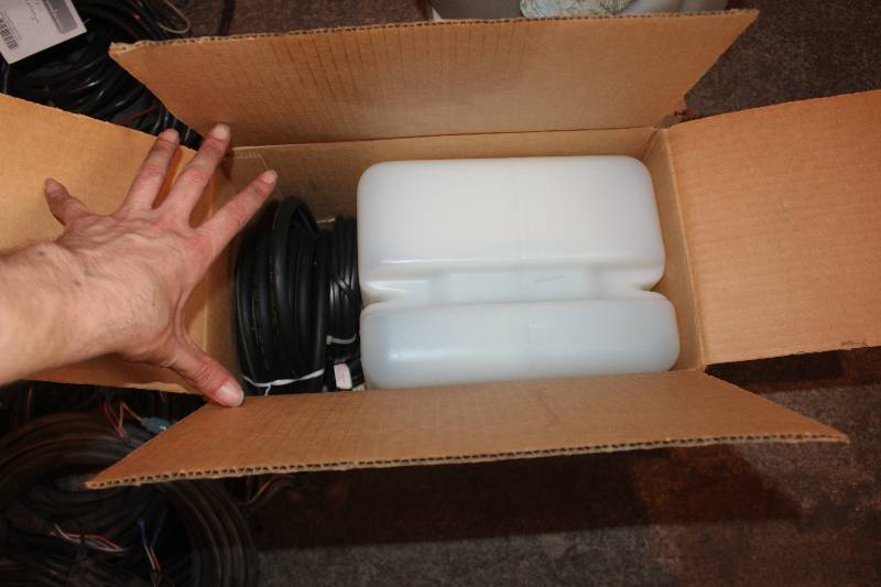 lot 245 image: New Evinrude Oil Tank