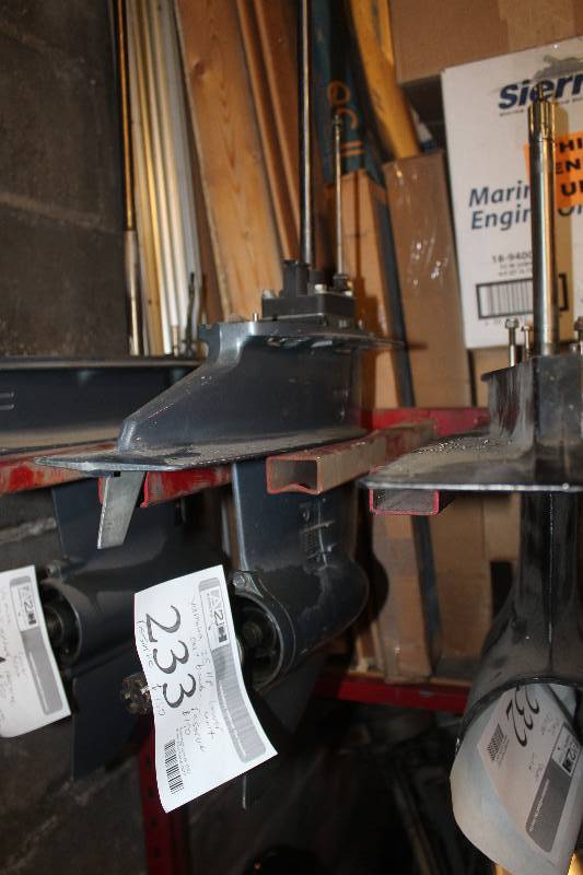 lot 233 image: Yamaha 25hp Outboard Motor Lower Unit