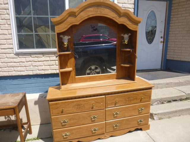 Dresser with Hutch Mirror