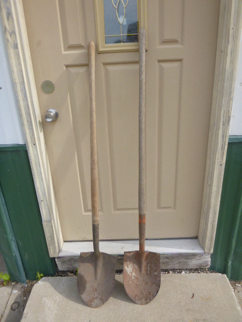 2 Shovels