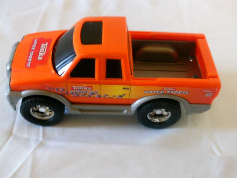 lot 15 image: Tonka Plastic Water Sport Pickup