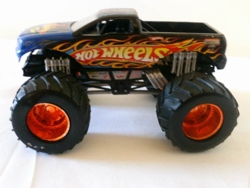 lot 24 image: Mattel Hot wheels Beat That