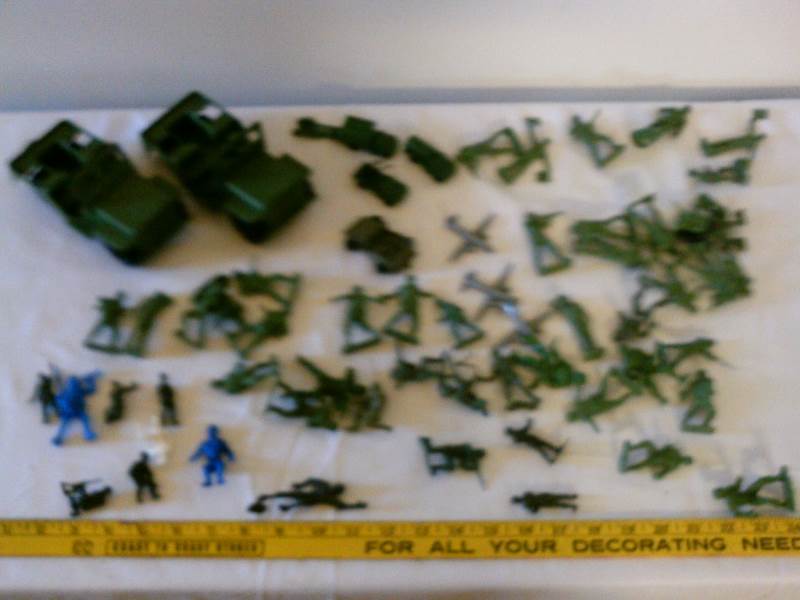 lot 43 image: Army Men (vintage 50&60s)