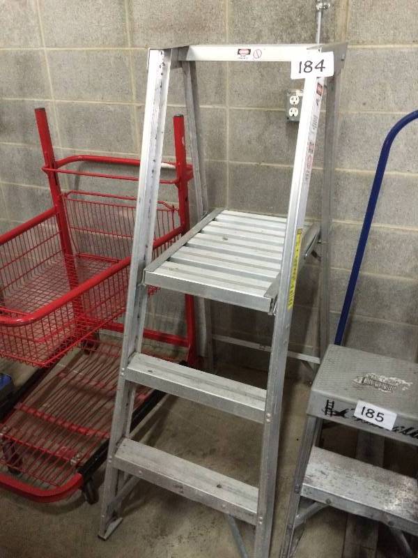 Aluminum safety step ladder