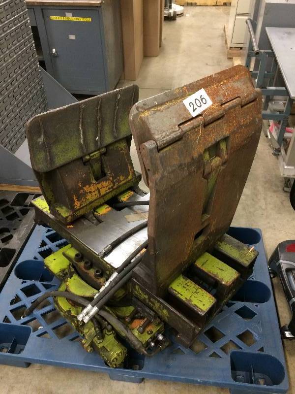 Hydraulic jaw attachment.