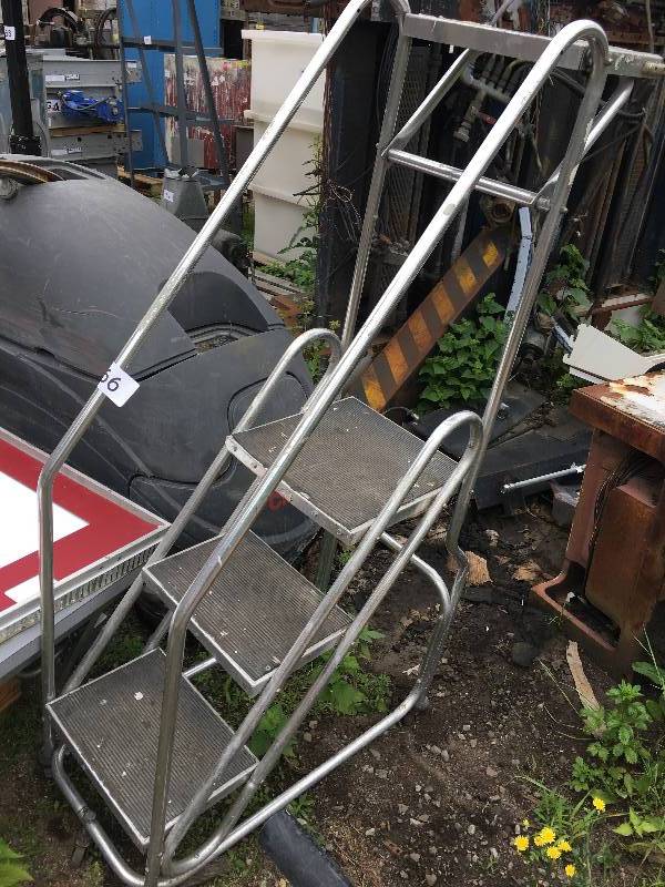 Safety step ladder