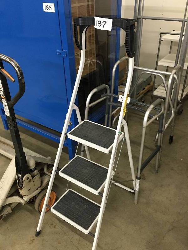 Folding step ladder
