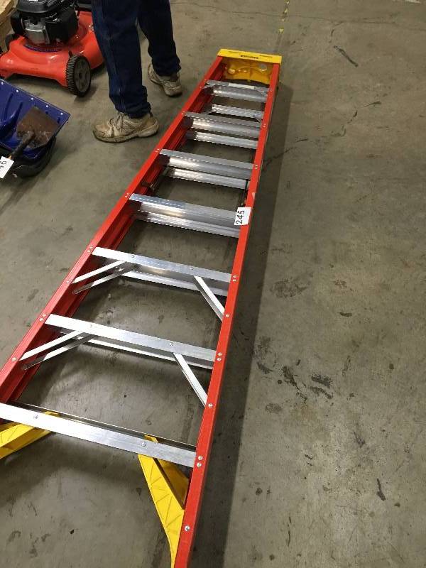 Fiberglass step ladder