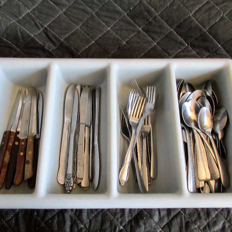 lot 77 image: 4 SLOT SILVERWARE BIN