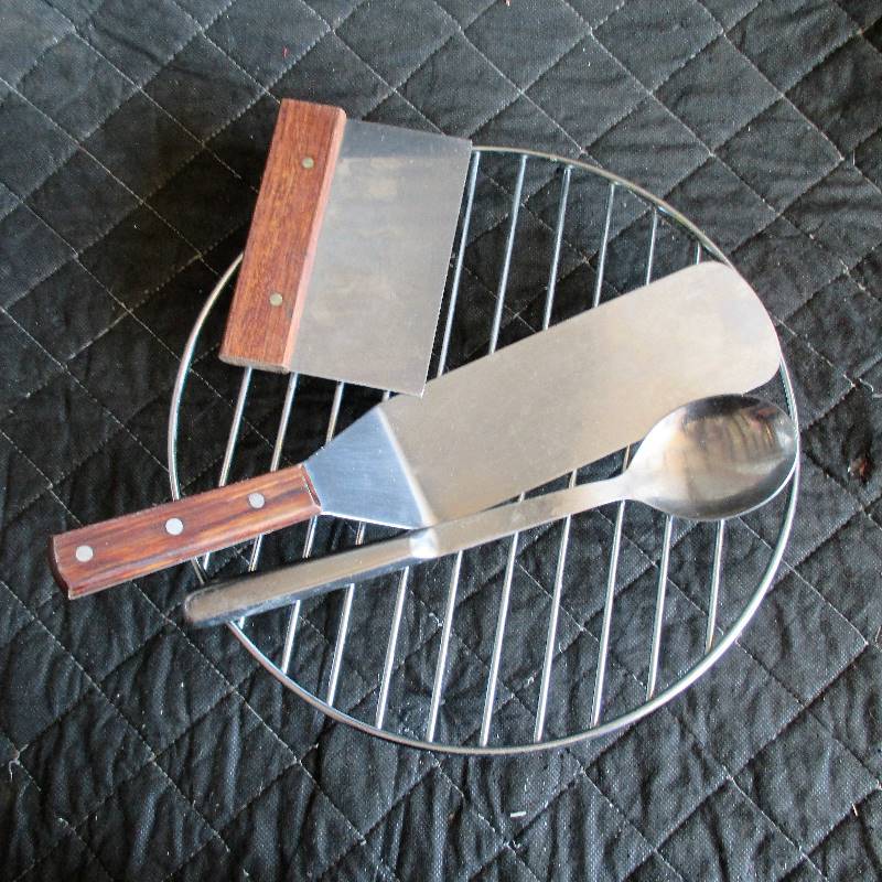 lot 92 image: ROUND COOLING RACK - SPATULA - SCRAPER AND SPOON