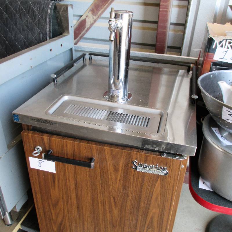 lot 3 image: KEG COOLER