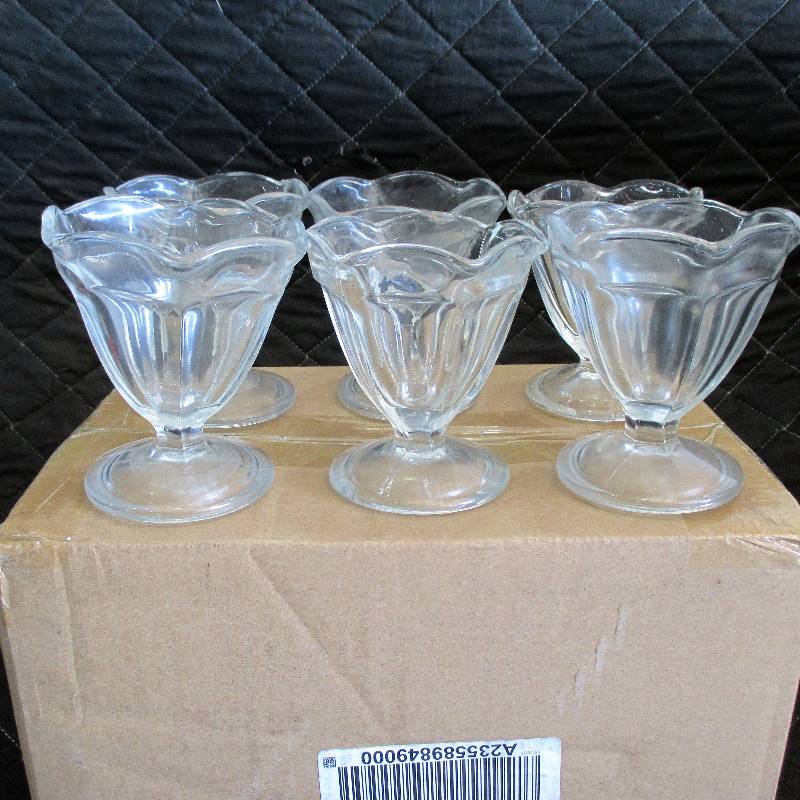 lot 28 image: 6 SUNDAE ICE CREAM BOWLS