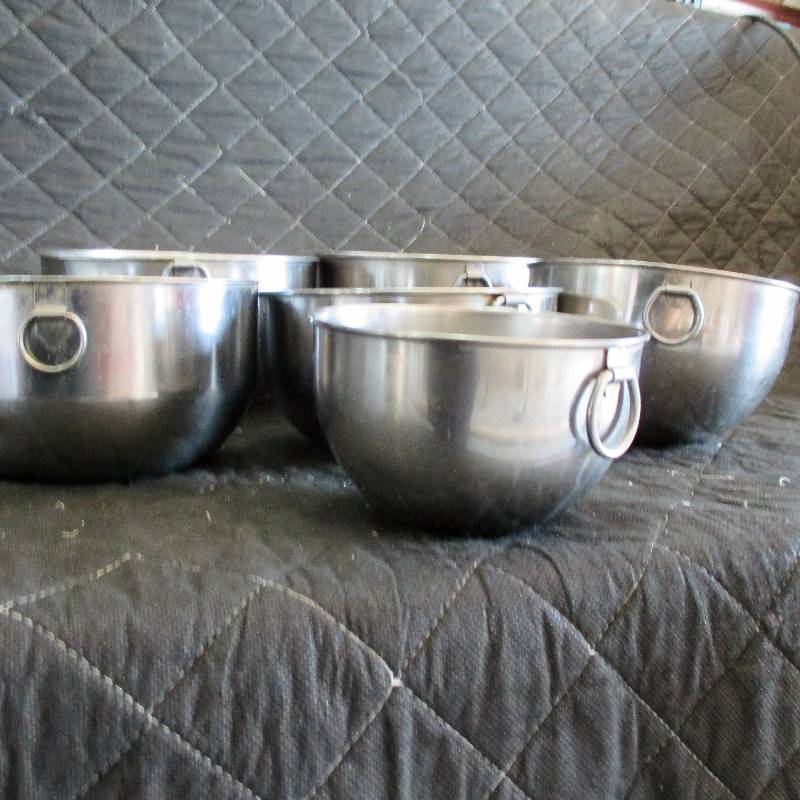 lot 33 image: STAINLESS STEEL BOWLS