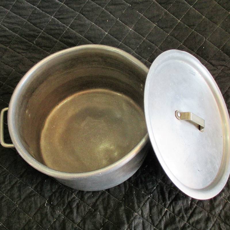 lot 36 image: 16 QT. ALUMINUM POT WITH LID