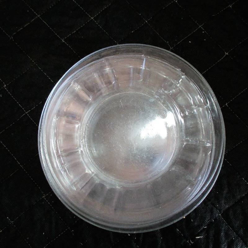 lot 54 image: CLEAR SALAD PLATES