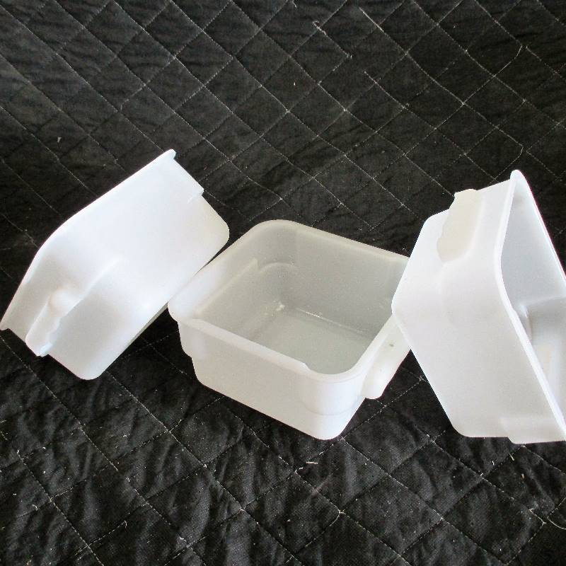 lot 69 image: 3- 2 QT WHITE PLASTIC CONTAINERS