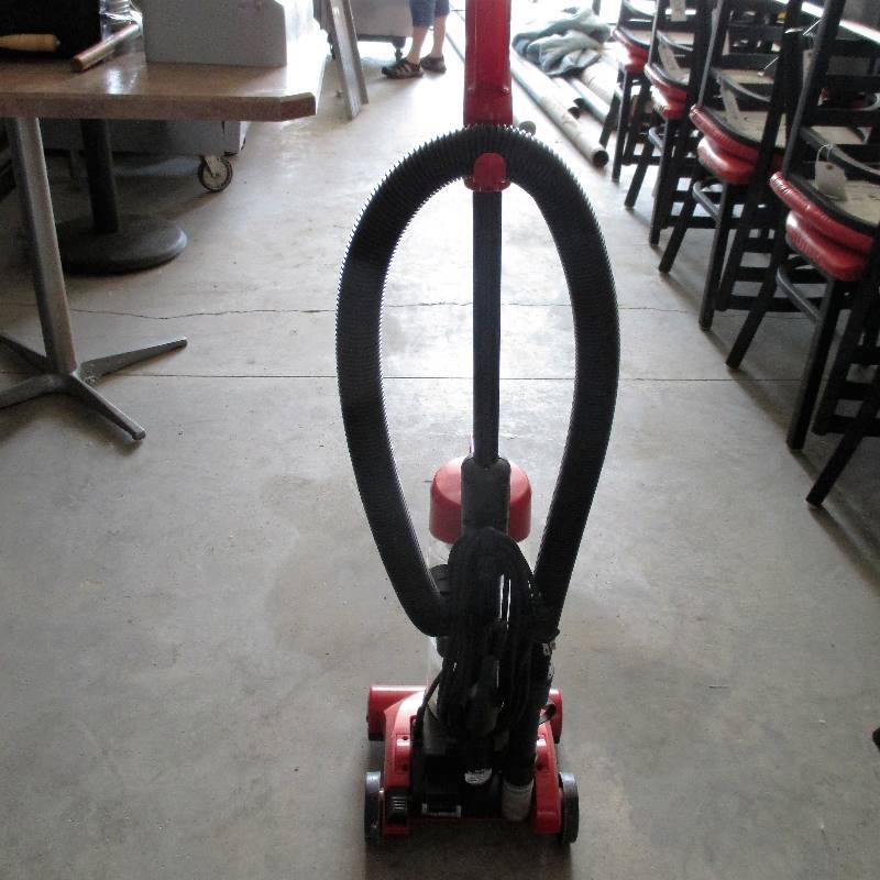 lot 24 image: DIRT DEVIL VACUUM