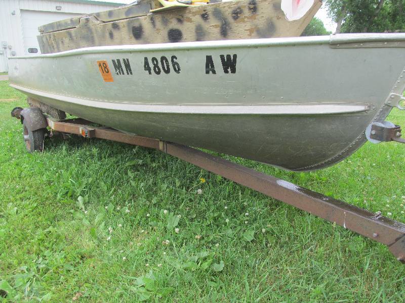 lot 77 image: Alumacraft 14 Aluminum boat