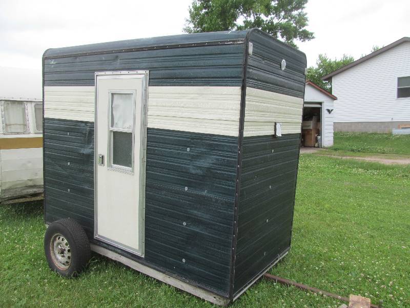 lot 81 image: portable fish house