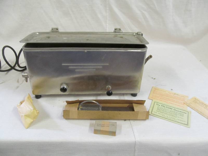 lot 91 image: Vintage Pelton Sterilizer