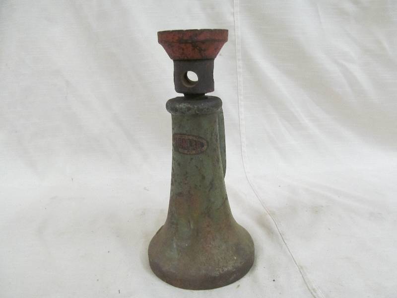 lot 140 image: vintage screw jack