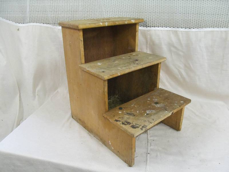 lot 143 image: wooden 3 step stool