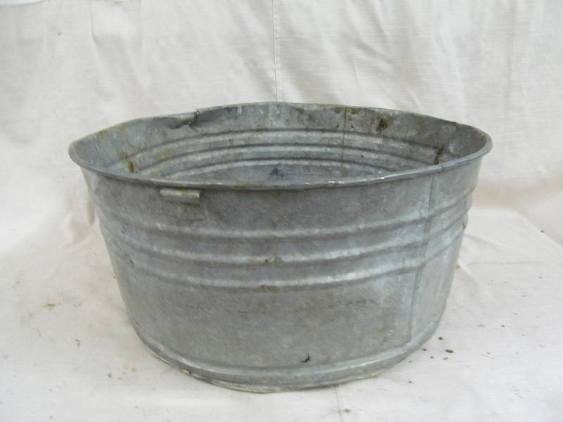 lot 148 image: tub