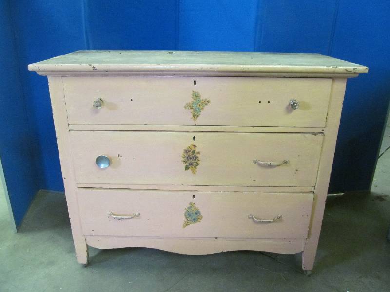 lot 170 image: Vintage Dresser
