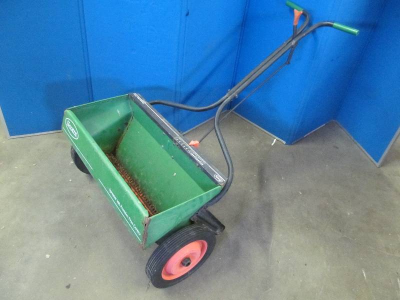 lot 178 image: Spreader