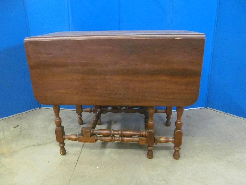 lot 199 image: Table