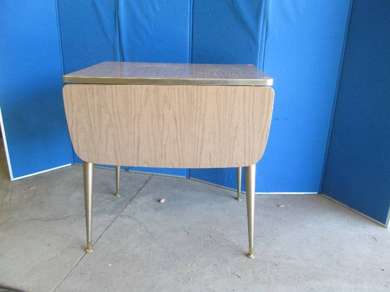 lot 202 image: Table