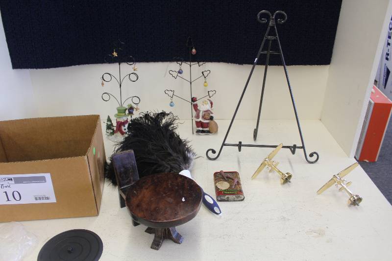 lot 10 image: Box Lot of Home Decorations