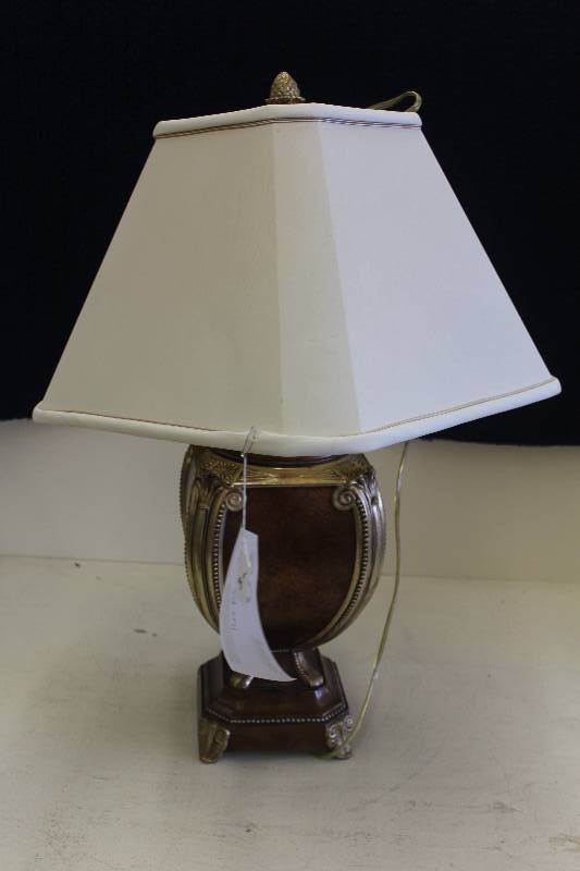 lot 26 image: Table Lamp