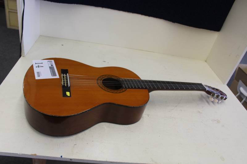 lot 14 image: Yamaha 6-String Guitar