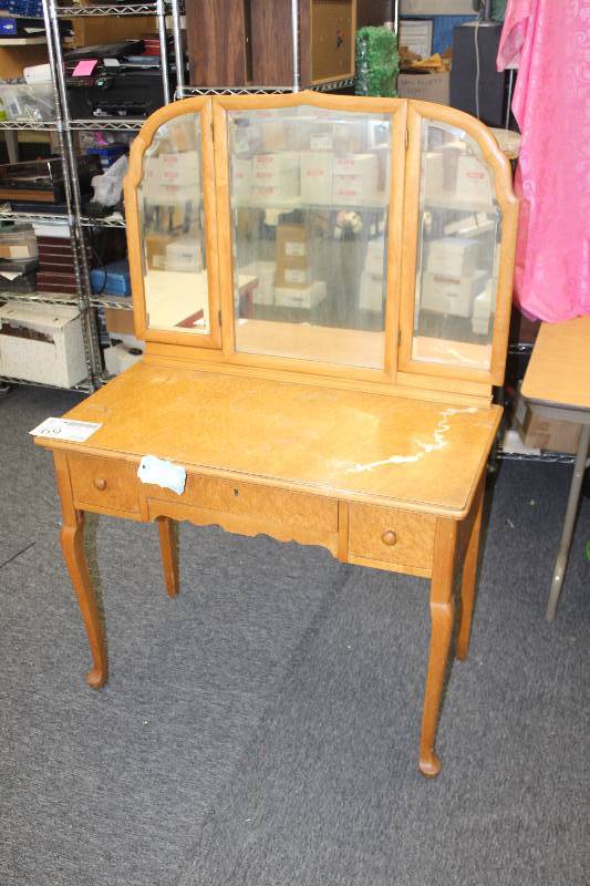 lot 69 image: Vintage 1940s-50s Birdseye Maple Vanity