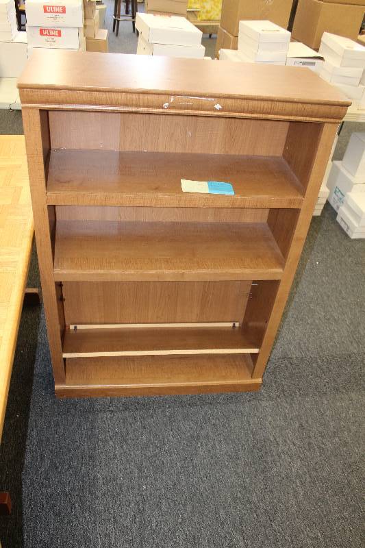 lot 79 image: Hard Rock Maple 3-Shelf Book Case with Adjustable shelves