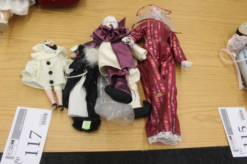 lot 117 image: Lot of (4) Dolls