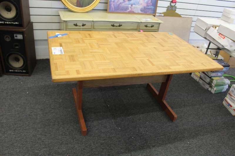 lot 81 image: Table