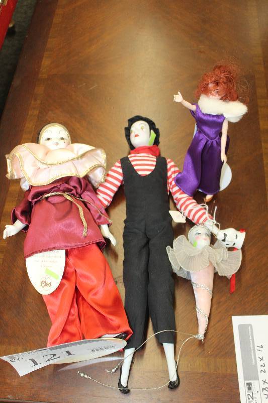 lot 121 image: Lot of (4) Dolls
