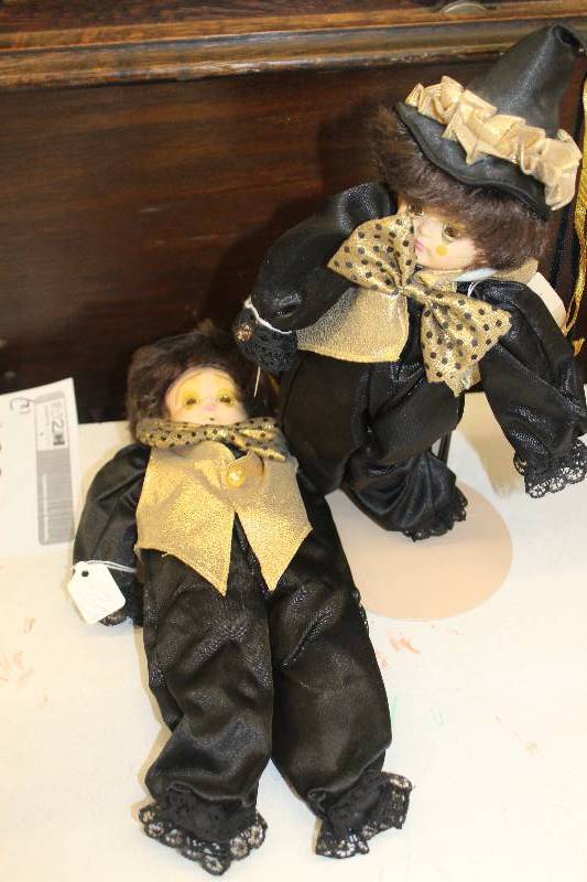 lot 123 image: Lot of (2) Dolls