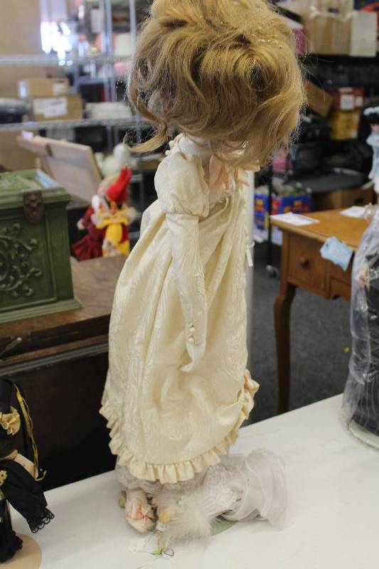 lot 124 image: Lot of (2) Dolls  Balloons