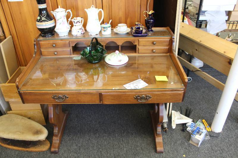lot 147 image: Vintage Ethan Allen Glass Top Desk