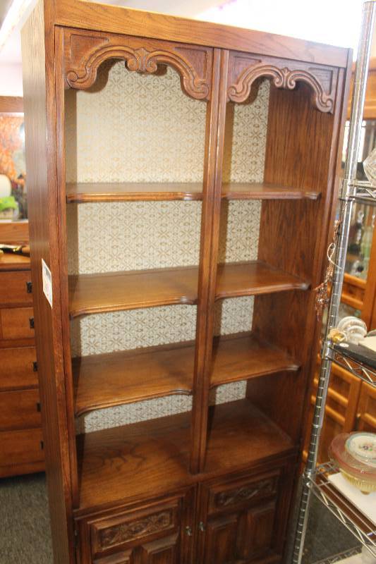 lot 192 image: Vintage 1960s-70s 4-Shelf Lighted Display Case with Burl Veneers
