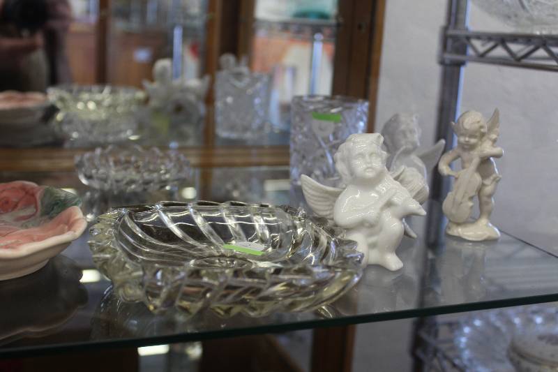 lot 198 image: Shelf Lot of Table Decorations