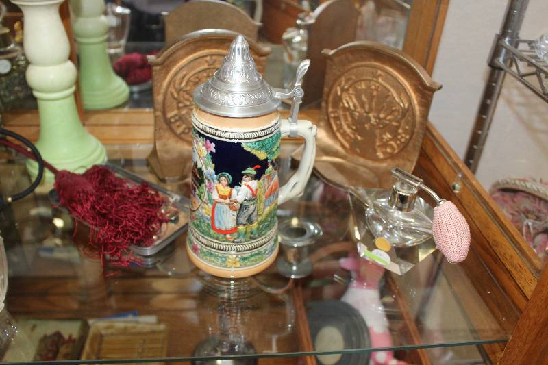 lot 199 image: Shelf Lot of Table Decorations