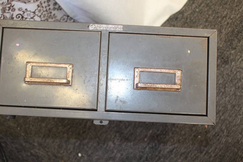 lot 204 image: 2-Drawer Metal File Cabinet