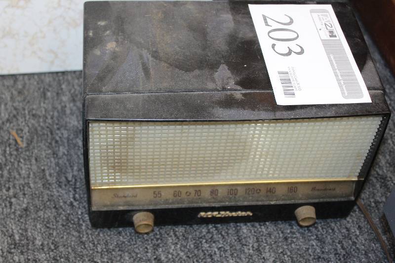 lot 203 image: Vintage RCA Victor Radio