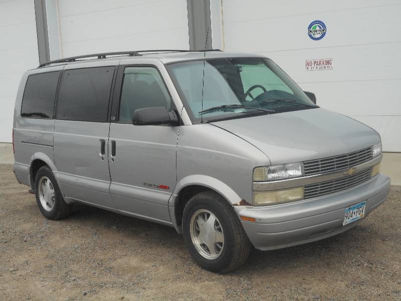 lot 2 image: 2000 Chevrolet Astro AWD, 4.3Liter ...