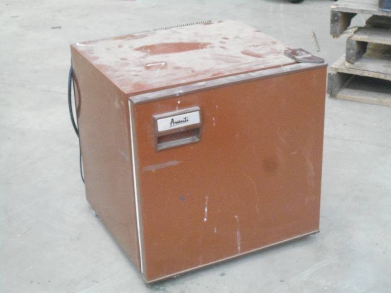 lot 26 image: Avanti 115Volt Mini Refrigerator ...